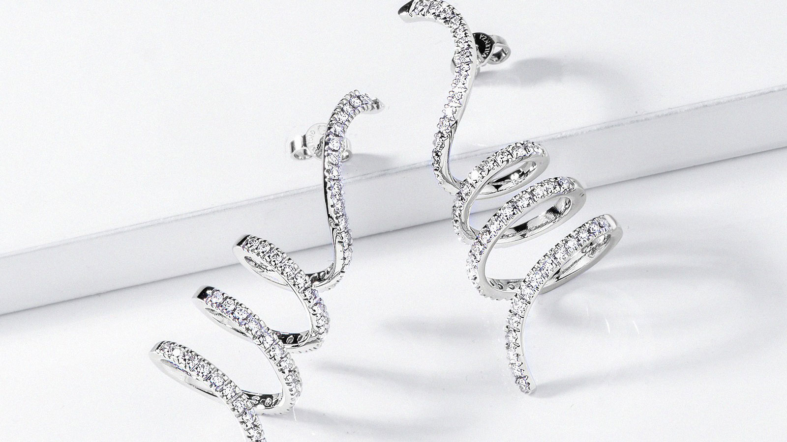 Wei&szlig;gold-Ohrringe in Spiralform mit Diamanten