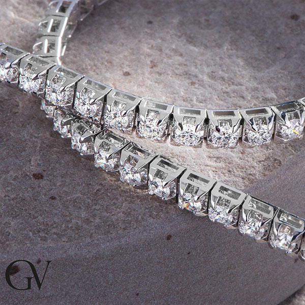 Die Gliederung eines Wei&szlig;gold-Tennisarmbands besteht aus einer ununterbrochene Reihe von Diamanten.